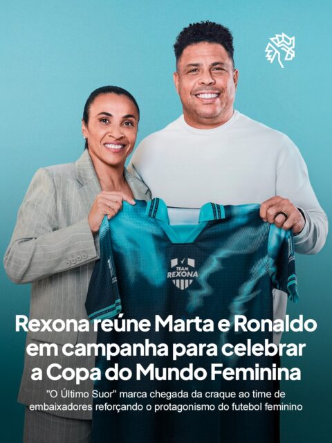 A Rexona inicia sua jornada rumo à Copa do Mundo Feminina de 2027 com uma ação que aposta no legado esportivo para engajar a torcida antes mesmo do torneio começar. O movimento dá continuidade à presença da marca no futebol feminino, iniciada ainda na edição de 2023.
A campanha gira em torno de uma sessão de autógrafos simbólica entre a jogadora e Ronaldo: ela assina o uniforme em um gesto que passa o bastão entre gerações. O conceito também ganhou destaque nos telões de Nova York, com retrospectiva da trajetória da atleta, e segue reforçado em mídia nacional nas cidades-sede do evento.
A escolha reforça como o esporte segue sendo terreno fértil para narrativas de continuidade, unindo legado individual e construção de marca de longo prazo.