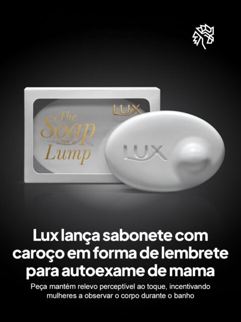 Descobrir um caroço ainda no início muda o rumo do tratamento, mas o hábito de se examinar regularmente esbarra na rotina corrida e na falta de estímulos práticos no dia a dia. A Lux encontrou justamente no banho, momento solitário e sem distrações, a brecha para instalar esse cuidado.
Redesenhada com um relevo perceptível ao toque, a barra guia a mão até o ponto de verificação. Lançado em 2019 com a Wunderman Thompson, o produto de edição limitada reuniu designers, fabricantes e um oncologista, e volta agora a ser distribuído.
Transformar um objeto de uso diário em ferramenta de saúde mostra que inovação de produto pode carregar propósito sem perder funcionalidade.