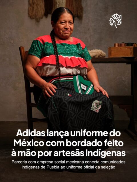 Em um mercado onde milhões de camisas saem de fábricas em linha de produção, a Adidas decidiu fazer o caminho oposto para a Copa do Mundo 2026. Em parceria com a Someone Somewhere, empresa social mexicana, a marca criou uma coleção bordada à mão por mulheres da comunidade de Naupan, uma das regiões mais pobres do México.
A peça principal é o Artisan JSY, releitura do terceiro uniforme oficial da seleção mexicana com detalhes bordados manualmente em técnicas tradicionais. A coleção é limitada a 2.026 unidades e cada peça é única. O projeto levou 15 meses de planejamento e consumiu aproximadamente um milhão de metros de hilo. Cada peça vem com um QR code que revela a identidade da artesã responsável pelo bordado.
O detalhe que transforma o produto em narrativa é o QR code costurado em cada peça. Quem compra a camisa escaneia o código e descobre quem a bordou, tornando rastreável uma história que normalmente permanece invisível nas cadeias de produção global.