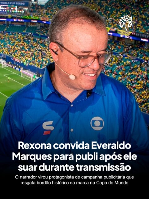 Durante a Copa do Mundo de 2026, o narrador Everaldo Marques ganhou os holofotes das redes sociais ao aparecer completamente suado enquanto cobria um jogo do Brasil. A imagem, carregada de entrega e emoção, circulou rapidamente entre os torcedores e dividiu opiniões entre piada e elogio.
A Rexona identificou o potencial da situação e convidou o profissional para protagonizar uma peça construída em cima do próprio episódio. No vídeo, ele aparece pronto para a próxima cobertura, contando agora com a proteção do desodorante, enquanto a marca resgata seu bordão histórico para reforçar a mensagem.
O caso ilustra bem o marketing de oportunidade, estratégia na qual marcas monitoram acontecimentos espontâneos para criar conexão imediata com o público.