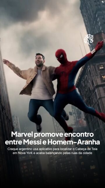 Um dos maiores nomes do futebol mundial vira personagem coadjuvante de um universo completamente diferente na nova ação de divulgação de "Homem-Aranha: Um Novo Dia". No vídeo, Lionel Messi entra em uma loja de conveniência em Nova York e usa um aplicativo para localizar o herói, até encontrar Tom Holland, que revela sua identidade como Peter Parker.
A campanha une o alcance global do futebol à força da franquia, ampliando a conversa sobre o novo filme para além do público tradicional de super-heróis.
É outro exemplo de marca de entretenimento buscando no esporte um atalho para audiência que o cinema sozinho já não garante com a mesma facilidade.