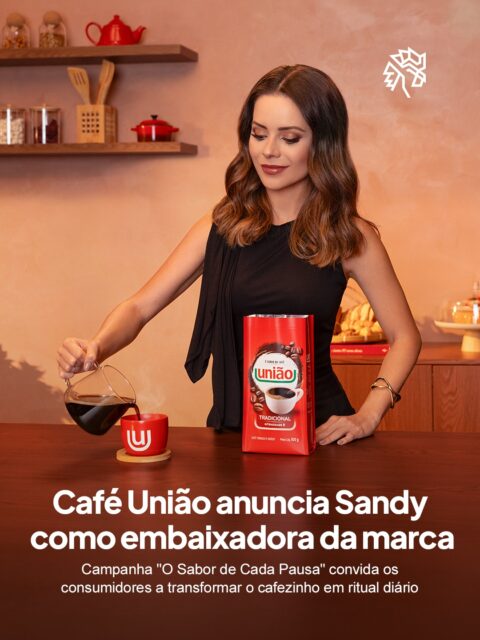 Em meio ao excesso de estímulos e à correria do cotidiano, pequenos intervalos ganharam um novo peso simbólico. É nesse cenário que o Café União apresenta os "5 minutos" dedicados à pausa para o café como gesto de contemplação.

O filme "O Sabor de Cada Pausa" tem foco na linha de café torrado e moído e propõe interromper o fluxo automático do dia para reorganizar os pensamentos antes de seguir em frente. "O café sempre esteve presente na minha rotina e acompanha diferentes momentos do dia, tornando-os mais especiais", afirma Sandy, escolhida pela conexão que carrega com diferentes gerações.

A parceria inaugura uma nova fase na comunicação da marca e deve se desdobrar em outras iniciativas ao longo do ano.