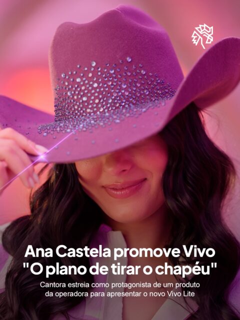 Pela primeira vez, Ana Castela protagoniza a campanha de um produto da Vivo. A cantora foi escolhida para apresentar o Vivo Lite, novo plano anual da operadora voltado para quem busca mais praticidade e economia no dia a dia.
Criada pela GALERIA.ag, a campanha utiliza o chapéu, um dos principais símbolos da artista, como ponto de partida para construir a narrativa "O plano de tirar o chapéu". O conceito destaca a experiência simplificada oferecida pelo serviço.
A comunicação será veiculada em TV, plataformas digitais, redes sociais, mídia out of home e pontos de venda, marcando uma das principais campanhas da Vivo para o segundo semestre.