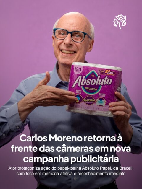 ELE VOLTOU! Carlos Moreno, um dos rostos mais marcantes da publicidade brasileira, retorna às campanhas em nova ação para o papel-toalha Absoluto Papel, produto da Bracell, reforçando sua conexão histórica com o público e a força de uma imagem construída ao longo de décadas.
O ator reaparece em vídeo apostando em memória afetiva e reconhecimento imediato, elementos que marcaram sua trajetória e ajudam a reposicionar a comunicação dentro de um novo contexto e categoria de produto.
Mais do que nostalgia, a escolha evidencia como figuras icônicas seguem relevantes na construção de confiança e lembrança, especialmente em categorias de consumo cotidiano, onde a familiaridade pode ser um diferencial competitivo.