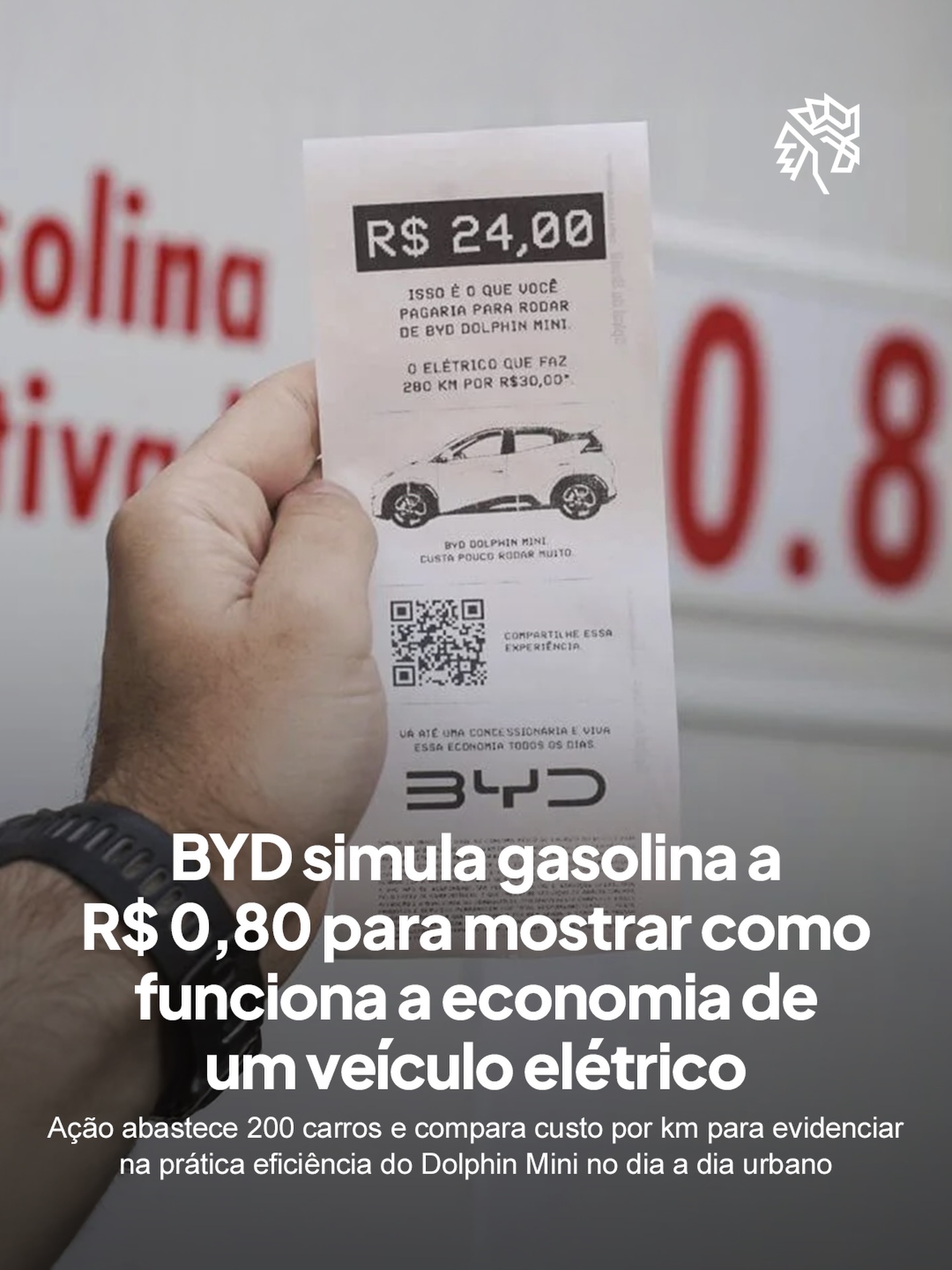 A BYD levou a provocação para as ruas ao abastecer 200 carros com gasolina a R$ 0,80 o litro em São Paulo, transformando o próprio cupom fiscal em peça de mídia para evidenciar a diferença de custo. A ação usa o impacto do preço para traduzir, de forma direta, a economia associada ao uso de veículos elétricos.

A lógica parte de um comparativo simples, aproximando o discurso técnico da realidade cotidiana e facilitando o entendimento sobre consumo e eficiência. O recibo com valor simbólico reforça visualmente essa diferença e amplia o alcance da mensagem.

Com uma execução objetiva, a marca transforma um tema racional em experiência prática, conectando preço, uso e percepção de valor em poucos segundos. Uma leitura clara que simplifica o debate sobre mobilidade elétrica e amplia o impacto da comunicação.