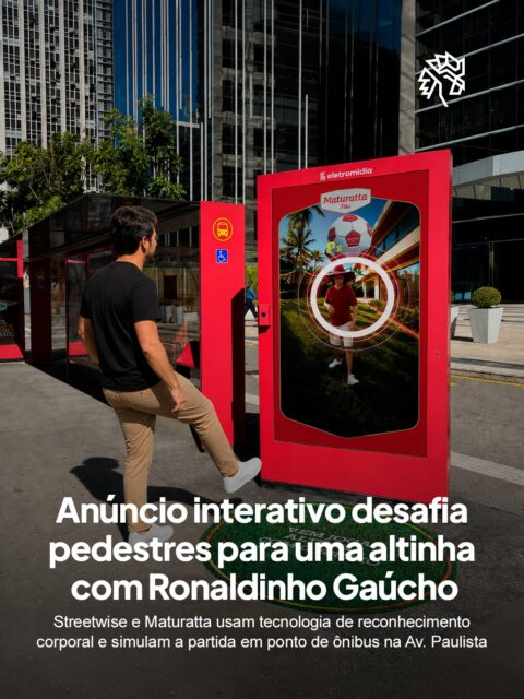Marcas têm buscado formas diferentes de aparecer no dia a dia das pessoas, transformando pontos de espera cotidianos em momentos de interação real com o público.
Batizada de "Altinha com o Bruxo", a ativação da Streetwise para Maturatta instala um painel digital interativo dentro de um abrigo de ônibus na Avenida Paulista. O painel mapeia a silhueta da pessoa e permite jogar uma partida virtual de altinha com Ronaldinho Gaúcho usando apenas os movimentos do corpo, em uma experiência de OOH.
Ao final da partida, um QR Code direciona o público para os pontos de venda da Maturatta mais próximos, reforçando o potencial da mídia exterior de criar conexões entre marcas e consumidores fora das telas.