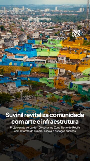 Batizada de "Botar a cor pra jogo muda tudo", a iniciativa da Suvinil chegou à comunidade Vasco da Gama em parceria com o Movimento União BR, que perguntou aos moradores antes do início das obras o que eles gostariam de fazer para melhorar o local.
O resultado inclui a reforma estrutural da quadra esportiva local, academia ao ar livre, parquinho e um mural que integra cerca de 100 casas, com direção artística de Marquinhos ATG e Tati Naara, execução da Expresso Pintura e tintas da Oásis Tintas.
A escolha de Recife reflete a proximidade com a fábrica da empresa em Jaboatão dos Guararapes, e o projeto reforça como cor e arte urbana podem ir além da estética para fortalecer vínculo e pertencimento no território.