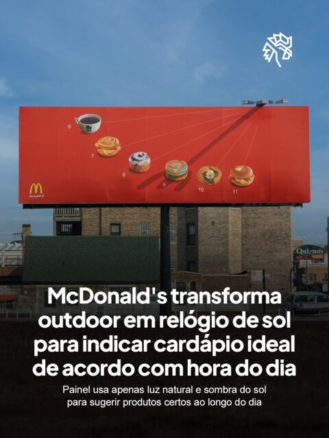 Existe um tipo de criatividade que dispensa qualquer tecnologia e aposta no movimento natural do sol para funcionar. Foi essa a lógica por trás de um dos outdoors mais lembrados da publicidade mundial, assinado pelo McDonald's.
Uma estrutura no topo do painel funciona como um relógio de sol, e conforme as horas passam, a sombra avança sobre o painel apontando para o item ideal do cardápio daquele momento do dia, do café da manhã ao almoço, sem precisar de nenhuma tela ou mecanismo eletrônico. Ao meio-dia, a sombra desenha os Arcos Dourados, unindo o conceito à identidade da marca.
Criada pela Leo Burnett, a peça de 2006 completa duas décadas e continua sendo comentada até hoje pelo mercado publicitário como exemplo perfeito de execução e criatividade.