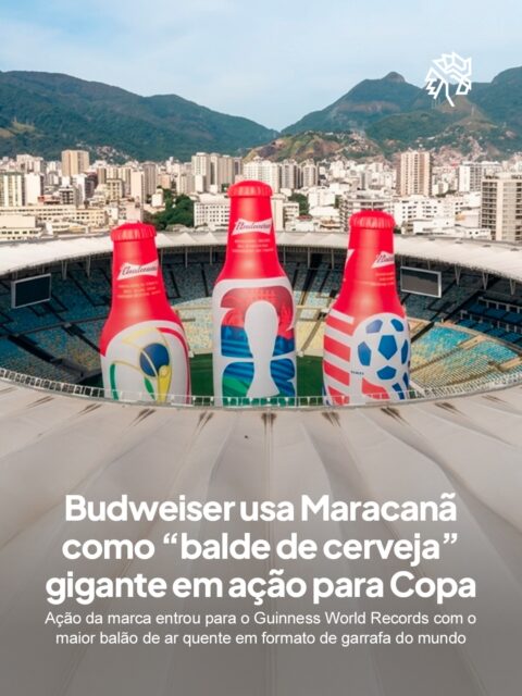 Para celebrar os 40 anos de parceria com a Copa do Mundo, a Budweiser decidiu transformar o Maracanã em uma espécie de “balde” gigante de cerveja. A ação posicionou enormes garrafas infláveis no centro do estádio, criando uma intervenção visual pensada para chamar atenção dentro e fora das redes sociais.

A ativação acabou entrando para o Guinness World Records ao conquistar o recorde de maior balão de ar quente amarrado em formato de garrafa do mundo. A estrutura foi instalada dentro do estádio e reforçou a ligação histórica da marca com o futebol e os grandes eventos esportivos.

Quem apresentou a ação foi Stenio Girardelli, conhecido nas redes como @lacteameufii, um dos influenciadores escolhidos pela Budweiser para produzir conteúdos durante o torneio.