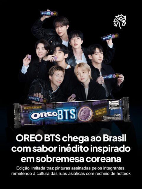 O universo pop sul-coreano segue ditando o ritmo das colaborações globais, e marcas de consumo encontram nesse território um terreno fértil para criar produtos carregados de significado emocional. É nesse cenário que a Mondelēz aposta na afinidade entre fãs de biscoitos e do maior fenômeno do K-pop da atualidade.

A collab reúne OREO e BTS em uma edição limitada com recheio inspirado no hotteok, doce tradicional coreano de infância dos artistas. Os biscoitos trazem 13 relevos exclusivos desenhados pelo grupo em celebração ao aniversário da banda, enquanto a embalagem remete à estética dos mercados de rua sul-coreanos.

A ação também inclui uma dinâmica de cartas dos fãs em formato de mídia, com lançamento nas gôndolas a partir de 03 de agosto de 2026.
