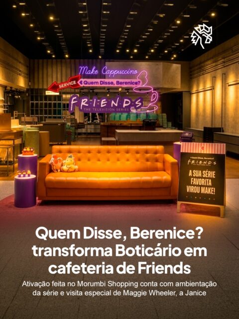 Séries que marcaram época seguem rendendo colaborações mesmo décadas depois da estreia, e "Friends" seguiu esse caminho ao virar tema de uma coleção completa de maquiagem, algo inédito no segmento.
A Quem Disse, Berenice? lançou a linha em parceria com a Warner e cocriação de fãs, trazendo a atriz Maggie Wheeler, intérprete de Janice, para reagir aos produtos antes mesmo do lançamento no Brasil. A loja no Morumbi Shopping converteu seu café em "QDB Coffee", com ambientação temática e cardápio inspirado nos personagens, incluindo o "Joey Doesn't Share Cookies" e o "Rachel's Lobster".
O espaço abre ao público no Dia do Amigo, em 20 de julho, e seguirá funcionando até 9 de agosto, prolongando a nostalgia em forma de passeio de fim de semana.
Imagem/Reprodução: @livemktnews