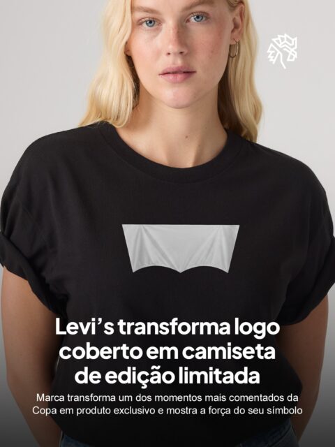 Quando o nome da Levi's foi coberto durante o principal torneio de futebol do mundo, por conta das regras de patrocínio da competição, uma coisa ficou evidente: o Batwing continuava reconhecível mesmo sem a assinatura da marca. O momento viralizou nas redes e agora virou produto.
A Levi's lançou a Nobody's Gonna Know Logo Tee, camiseta de edição limitada que reproduz esse visual, com o Batwing coberto. Lojas selecionadas nos Estados Unidos, Europa, Grande China, México e Brasil também terão temporariamente seus logos externos cobertos, levando a ativação para o varejo.
Criado em 1967, o Batwing é um dos ativos visuais mais reconhecidos da marca, e a campanha reforça como um símbolo pode continuar identificável mesmo sem o nome.
