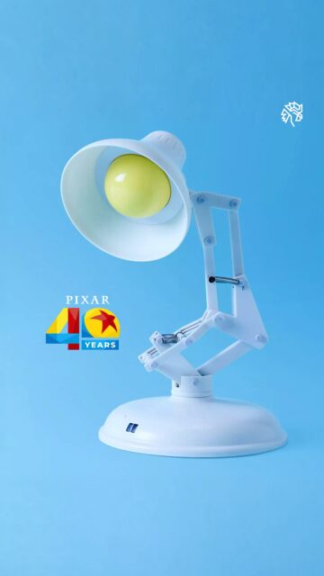 A luminária Luxo Jr. é a mascote oficial da Pixar, aparecendo na abertura de cada filme do estúdio e virando um dos símbolos mais reconhecíveis da animação mundial. Agora ela ganha vida também fora das telas.
O lançamento foi apresentado pela Disney durante a D23 e integra uma coleção de colecionáveis dedicada aos 40 anos do estúdio. O item reproduz a estética clássica do personagem, mas incorpora sensor de movimento, sons e respostas programadas, funcionando como objeto interativo em vez de fonte real de iluminação.
A escolha reforça como o mercado de merchandising aposta em mascotes históricos para transformar nostalgia em produto premium.