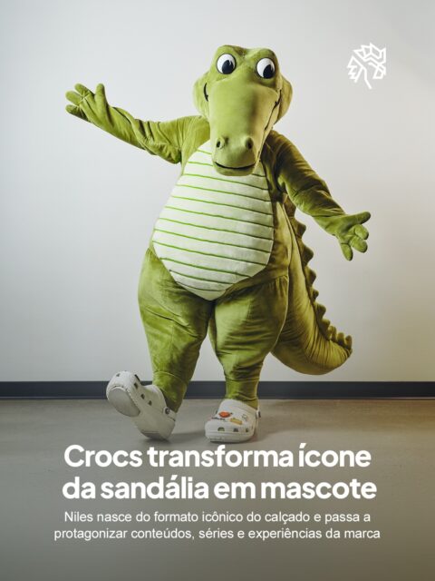Há quase 25 anos, o focinho de crocodilo que inspira o formato do Classic Clog aparece na lateral dos calçados sem nunca ter ganhado nome ou rosto. Foi esse detalhe escondido à vista de todos que a Crocs resgatou para construir seu novo mascote.
Batizado de Niles, o personagem tem 1,83 metro de altura e chegou após uma sequência de easter eggs pelos canais da marca, incluindo uma contagem regressiva de 24 horas transmitida ao vivo. Ele estreia em uma microssérie gravada na sede da Crocs, com episódios semanais nas redes sociais.
Ao tratar o crocodilo como personagem de sitcom, com falhas, interesses e ambições, a Crocs aposta em propriedade intelectual escalável para os próximos anos. Niles se torna presença contínua, não apenas figura de uma campanha pontual.
