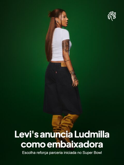 Misturar peças clássicas do guarda-roupa com referências urbanas virou estratégia global de marcas que querem falar com gerações diferentes ao mesmo tempo. A Levi's traz essa fórmula ao Brasil ao estrear a campanha "Keep It Loose" com Ludmilla como protagonista.
A iniciativa reúne outros nomes de peso do esporte e da música mundial, cada um convidado a interpretar peças da nova coleção a partir do próprio universo. No cenário em tons de verde, referência sutil às cores do Brasil, a cantora aparece cercada de equipamentos de DJ, sofá e tapetes monocromáticos, incorporando a estética hip-hop dos anos 1980 e sua leitura nacional através dos paredões de som do funk, embalada pela trilha "You Gots To Chill".
A escolha reforça a estratégia da marca de associar sua imagem a trajetórias que rompem padrões e transformam autenticidade em assinatura.