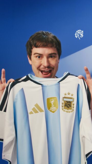 O Brasil não levanta a taça da Copa do Mundo há 24 anos e ainda viu a Argentina conquistar o último torneio. O Agibank decidiu explorar essa frustração e transformar a velha crença na "zica" em uma divertida ação de marca.

O banco mapeou mais de 1.600 brasileiros com nomes como Zicarlos, Zicaeli e Zica da Silva e prometeu enviar a quem se cadastrar no site promocional uma camisa da seleção argentina, fazendo esses "zicadores" vestirem o rival para despejar todo o azar do outro lado. O filme apresenta um personagem passando por baixo de escada, derrubando saleiro e quebrando espelho enquanto faz a convocação.

Ao apostar no folclore da torcida brasileira, o Agibank conecta marca e Copa sem falar de produto. É o tipo de ação que entra na conversa do torcedor justamente por brincar com aquilo que ele já acredita.
