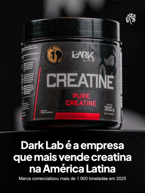 O mercado de suplementação esportiva vem sendo disputado por marcas que apostam no digital como principal canal de crescimento, e a Dark Lab se destacou quebrando recordes nesse cenário. A empresa brasileira, fundada em 2018, virou referência nacional para quem busca creatina.
Segundo levantamento da Euromonitor International, a marca comercializou mais de 1.913 toneladas do suplemento em 2025 e assumiu a liderança da categoria na América Latina. O resultado se apoia em certificações de pureza pela ABENUTRI e pela Anvisa, além de forte presença em marketplaces como Mercado Livre e Amazon, com preços até 40% abaixo da média do setor.
A conquista reforça o espaço ganho por marcas nacionais em uma categoria historicamente dominada por grandes players internacionais e exalta uma estratégia que combina presença digital, inovação e relacionamento próximo com os consumidores.