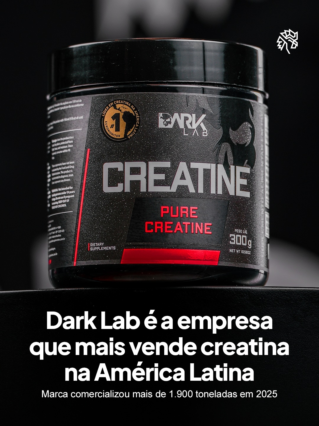 O mercado de suplementação esportiva vem sendo disputado por marcas que apostam no digital como principal canal de crescimento, e a Dark Lab se destacou quebrando recordes nesse cenário. A empresa brasileira, fundada em 2018, virou referência nacional para quem busca creatina.
Segundo levantamento da Euromonitor International, a marca comercializou mais de 1.913 toneladas do suplemento em 2025 e assumiu a liderança da categoria na América Latina. O resultado se apoia em certificações de pureza pela ABENUTRI e pela Anvisa, além de forte presença em marketplaces como Mercado Livre e Amazon, com preços até 40% abaixo da média do setor.
A conquista reforça o espaço ganho por marcas nacionais em uma categoria historicamente dominada por grandes players internacionais e exalta uma estratégia que combina presença digital, inovação e relacionamento próximo com os consumidores.