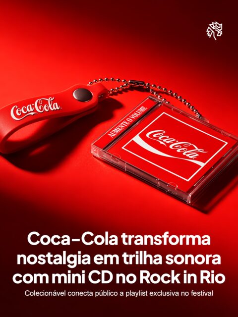 A nostalgia virou estratégia recorrente das marcas para reconectar públicos que cresceram com suas campanhas, e a Coca-Cola aposta nesse gancho ao trazer de volta um dos itens mais lembrados da década de 2000. A ação chega como brinde exclusivo do espaço da companhia no festival.
O acessório aproxima o celular para liberar uma playlist assinada pela Billboard, com curadoria dos artistas que também comandam o som no estande da marca. A retirada acontece por fila digital que acompanha a posição do visitante em tempo real, transformando a espera em parte da experiência dentro do evento.
Quem consome a bebida no local ainda concorre a mais unidades do brinde por meio dos copos personalizados. A releitura do colecionável une lembrança afetiva e ferramenta digital em uma só peça.
