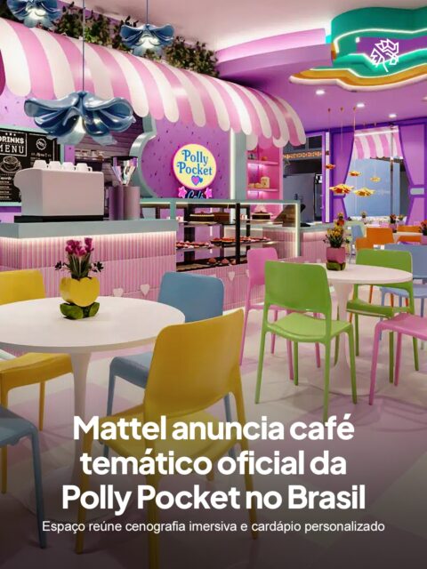 Cenografia planejada, cardápio autoral e ambientes pensados para fotos vêm transformando cafés temáticos em vitrine de marca, um formato que troca o produto tradicional por uma experiência completa dentro do universo de cada franquia.
A Mattel aplicou essa lógica à Polly Pocket e inaugurou o primeiro espaço no Shopping Center Park Point Cumbres, em Monterrey, no México. Durante a LICENSINGCon Latam, em São Paulo, a marca confirmou que o mesmo conceito chega ao Brasil, com decoração imersiva, cardápio próprio e áreas de lazer com cantinhos para fotos.
A expansão reforça como o universo miniatura da boneca ganha corpo em formato físico e comestível, consolidando o Brasil como o segundo país do mundo a receber a experiência oficial da Polly Pocket.