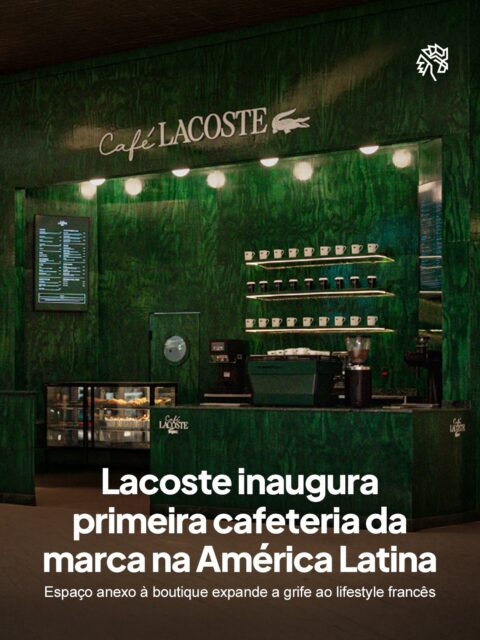 O mercado de moda de luxo tem ampliado suas fronteiras para além das vitrines, e a gastronomia virou um dos caminhos preferidos das grifes para aproximar consumidores do universo da marca no dia a dia. Foi nessa lógica que a Lacoste decidiu levar ao Brasil um formato já testado em Paris.
A operação nasce de uma parceria entre o empresário Riccardo Giraudi, especialista em hospitalidade internacional, e a rede Il Barista, responsável pela gestão local sob comando de Gelma Franco. O cardápio reúne clássicos da panificação francesa como croissants e pain au chocolat, um blend exclusivo de grãos brasileiros e sobremesas batizadas de Polo Cakes, inspiradas no ícone da marca.
A decoração reforça o vínculo com René Lacoste e Roland Garros, com paleta verde, branca e terracota remetendo às quadras de saibro. O café fica no Piso 1 do Shopping Cidade Jardim, em São Paulo.