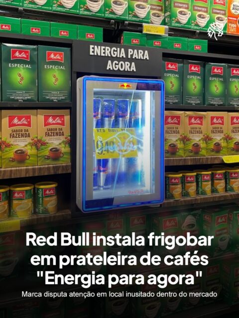 Café e energético acabam competindo pela mesma necessidade do consumidor: disposição, foco e aquele empurrão para começar o dia. A Red Bull decidiu explorar essa sobreposição de forma literal, saindo do corredor tradicional de bebidas para se instalar onde o shopper já está pensando em energia.
O frigobar luminoso aparece cercado por caixas de café, com a frase "Energia para agora" reforçando a proposta. Ao interromper a jornada de compra nesse ponto de venda, a marca sugere uma alternativa direta na ocasião de consumo, sem depender de um espaço isolado no supermercado.
A ação mostra como disputar uma categoria vizinha pode valer mais do que reforçar a própria prateleira.