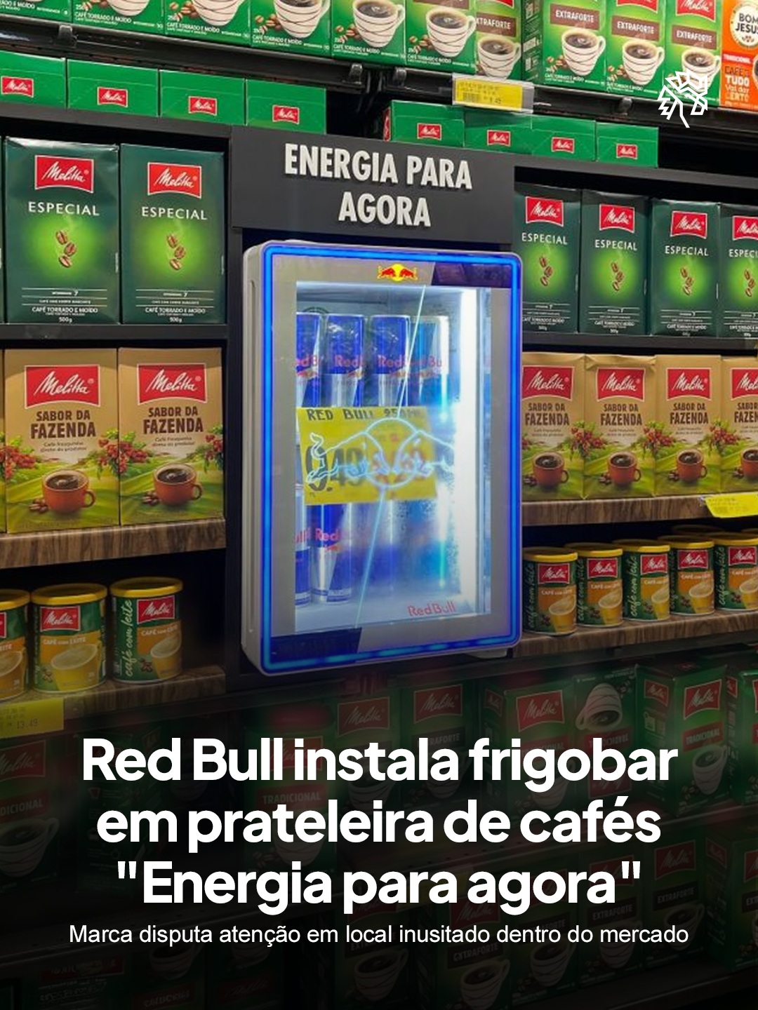 Café e energético acabam competindo pela mesma necessidade do consumidor: disposição, foco e aquele empurrão para começar o dia. A Red Bull decidiu explorar essa sobreposição de forma literal, saindo do corredor tradicional de bebidas para se instalar onde o shopper já está pensando em energia.
O frigobar luminoso aparece cercado por caixas de café, com a frase "Energia para agora" reforçando a proposta. Ao interromper a jornada de compra nesse ponto de venda, a marca sugere uma alternativa direta na ocasião de consumo, sem depender de um espaço isolado no supermercado.
A ação mostra como disputar uma categoria vizinha pode valer mais do que reforçar a própria prateleira.