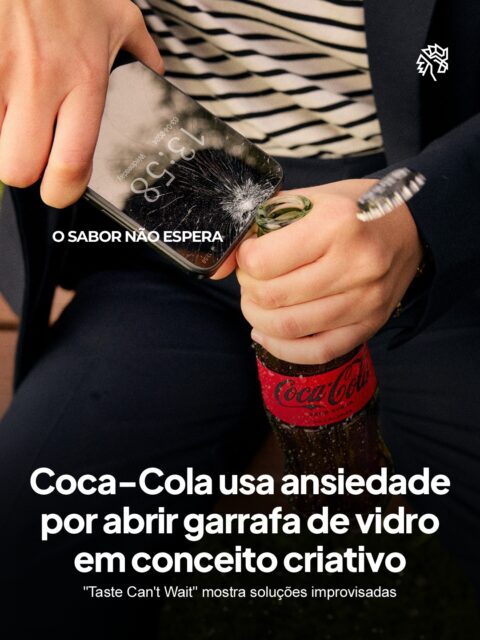 A garrafa de vidro é parte central da identidade visual da Coca-Cola, associada ao design reconhecível, à possibilidade de reciclagem e ao sabor característico. O formato, porém, esconde um obstáculo prático comum, a necessidade de ter um abridor sempre por perto.
Batizada de "Taste Can't Wait" ("o sabor não espera"), a campanha parte desse detalhe cotidiano e mostra celulares, mesas e até skates virando ferramentas improvisadas na hora de abrir a bebida. A escolha sustenta a ideia de que o desejo pelo produto não espera pela solução ideal.