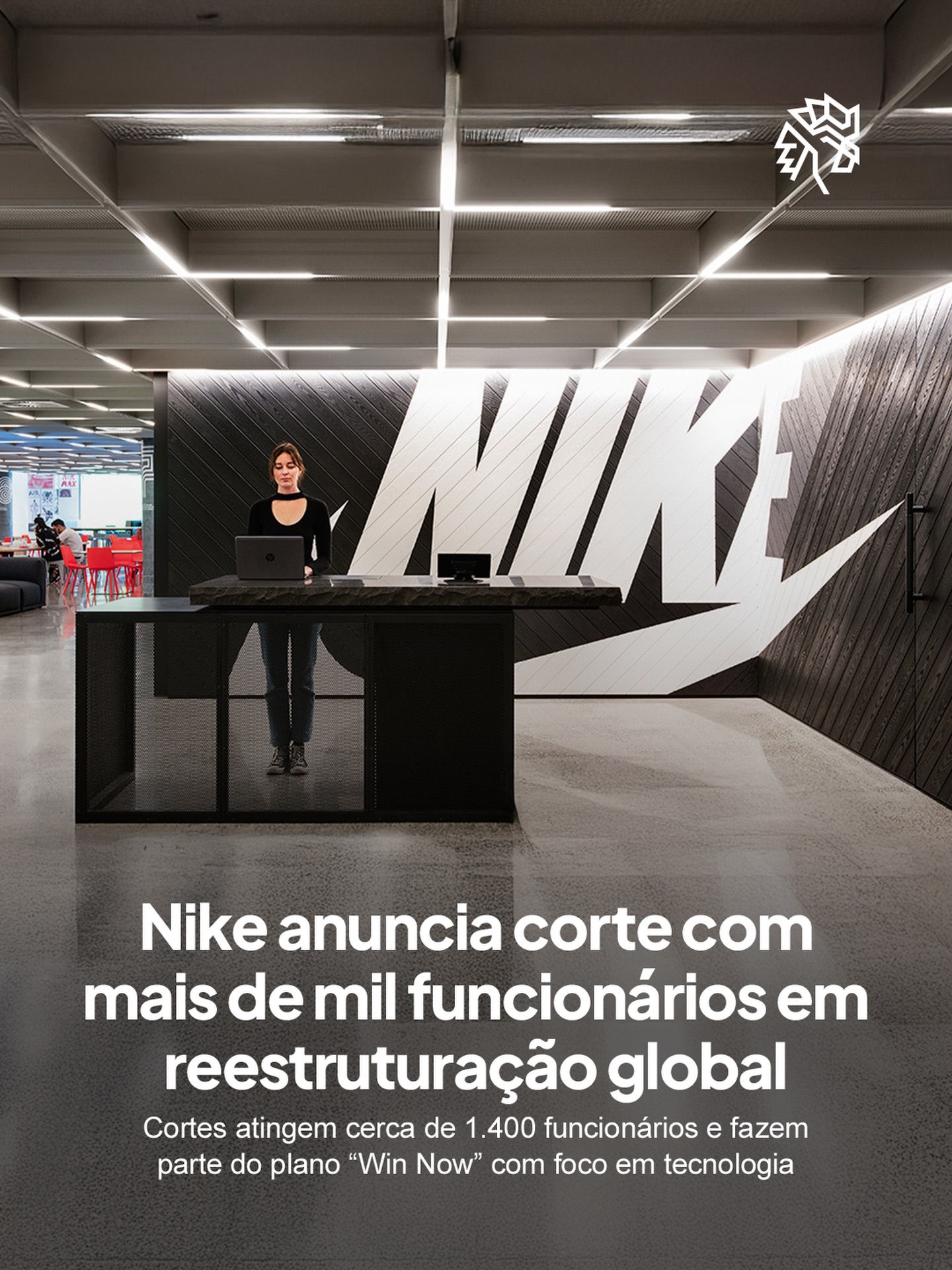 A Nike anunciou uma rodada de demissões que deve impactar cerca de 1.400 funcionários em diferentes regiões do mundo, incluindo América do Norte, Ásia e Europa, como parte de um movimento global de reestruturação.

A decisão faz parte do plano “Win Now”, que busca simplificar operações, reorganizar equipes e modernizar áreas estratégicas, com impacto concentrado principalmente na área da tecnologia e inovação.

Segundo a empresa, os cortes representam menos de 2% da força de trabalho global e fazem parte de um ajuste mais amplo para acelerar crescimento e adaptar a estrutura ao ritmo atual do mercado esportivo.