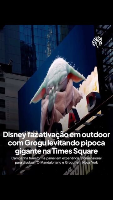 A Disney transformou um outdoor na Times Square em uma ativação para divulgar “O Mandaloriano e Grogu”, usando o personagem Baby Yoda (Grogu) para simular uma pipoca gigante levitando para fora do painel. A ação foi criada especialmente para o May the 4th, data celebrada pelos fãs de Star Wars ao redor do mundo.

A execução mistura efeito tridimensional com elemento físico suspenso sobre a rua, ampliando a sensação de profundidade e reforçando a ideia do uso da Força dentro da narrativa. A campanha ainda transforma o painel em uma experiência visual pensada também para circulação nas redes sociais.