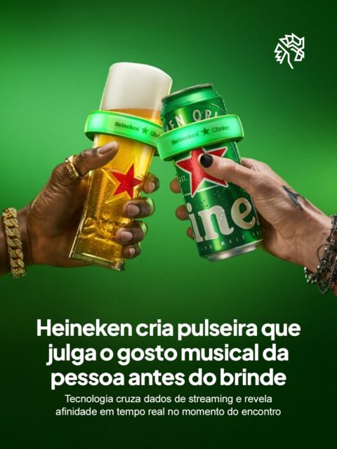 A Heineken apresenta a pulseira inteligente The Clinker, que analisa preferências musicais em tempo real e transforma o ato de brindar em um indicador imediato de compatibilidade entre pessoas, conectando comportamento e tecnologia em uma mesma experiência.
Ao encostar duas latas ou copos, o dispositivo sincroniza dados de streaming e identifica o nível de afinidade musical, utilizando sinais visuais para indicar o resultado de forma simples, rápida e integrada ao ambiente.
Após sua estreia no Coachella, o produto será lançado em todo o portfólio global de patrocínios de festivais da Heineken ao longo de 2026.