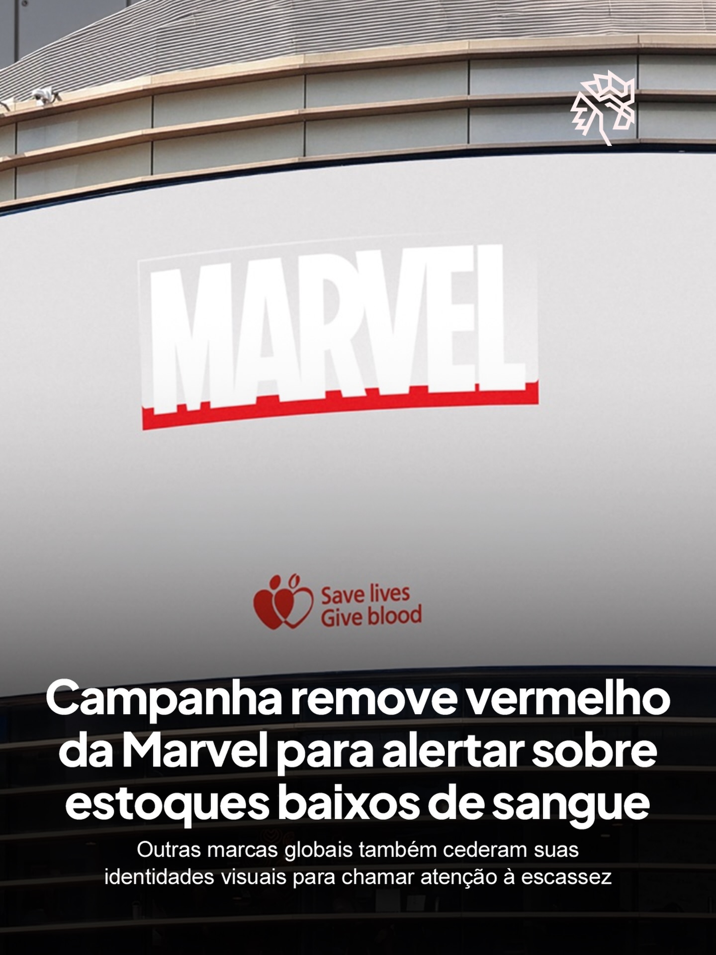 A coleta de sangue anda em baixa em diversos países, e encontrar uma forma criativa de chamar atenção para esse problema virou desafio para quem cuida da saúde pública. A solução encontrada foi literalmente remover a cor que simboliza o próprio sangue.

Marcas como Marvel e HSBC cederam seus logos icônicos para a ação. Em painéis digitais espalhados por grandes cidades britânicas, o vermelho desaparece das identidades visuais, revelando uma mensagem de doação no lugar.

Sem precisar explicar a carência com palavras, a peça transforma um detalhe gráfico em alerta de saúde pública e convida o público a agir antes que a cor volte a fazer falta de verdade.