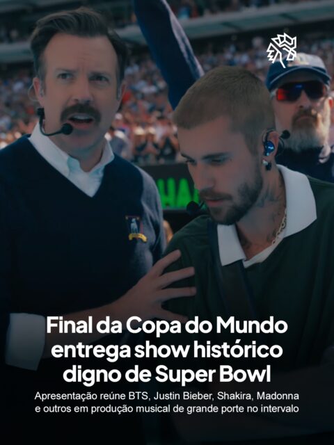 A decisão da Copa do Mundo de 2026 rendeu um capítulo à parte na história do torneio. Depois do primeiro tempo entre Espanha e Argentina, a FIFA estreiou o show de intervalo oficial de uma final, em formato inspirado no Super Bowl.
A apresentação abriu com um momento inesperado: Ronaldo e Ronaldinho conduziram Madonna em um buggy até o gramado do MetLife Stadium, dando início ao espetáculo. Na sequência, o palco recebeu BTS, Justin Bieber, Shakira e Burna Boy. O telão do estádio também exibiu um vídeo de arquivo em homenagem a Pelé, emocionando a torcida presente.
A cerimônia de encerramento, realizada antes da partida, já havia reunido Post Malone, Robbie Williams, Laura Pausini, Nicole Scherzinger, Jennifer Hudson, IShowSpeed e Tom Cruise.
A escala da produção reposiciona a Copa do Mundo como plataforma de entretenimento global, não apenas esportivo, ampliando o público que a final consegue alcançar.