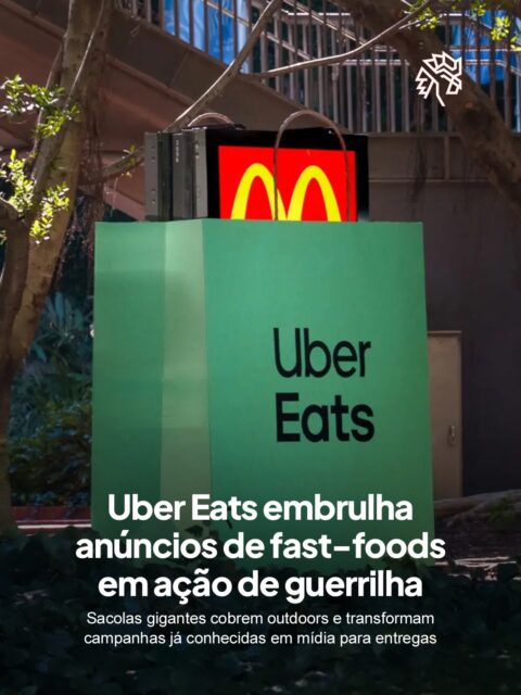 A campanha nasceu de uma observação simples: muitos dos produtos anunciados pelas ruas também podem ser pedidos pelo Uber Eats. Em vez de disputar atenção com novos anúncios, a marca decidiu transformar a mídia que já fazia parte da paisagem urbana.

Outdoors de marcas como McDonald’s, Burger King e KFC receberam sacolas gigantes que simulavam pedidos prontos para entrega. A intervenção criou uma conexão imediata entre o que estava sendo visto e o que poderia chegar à casa do consumidor.

Criada pela Special Australia, a estratégia reforça que o aplicativo vai além das refeições e busca ampliar a percepção sobre a variedade de categorias disponíveis no serviço.