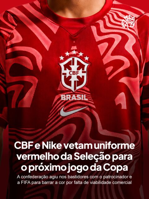 A polêmica sobre a hipotética camisa vermelha na Seleção Brasileira ganhou um novo capítulo durante a Copa do Mundo. A FIFA havia anunciado que os goleiros usariam um modelo vermelho escarlate contra a Escócia, mas a CBF e a Nike barraram a decisão nos bastidores.

O motivo do veto envolve a estratégia da fornecedora, que não fabricou essa cor para venda no varejo. Como a vestimenta rosa usada por Alisson na rodada anterior também não está nas lojas, as empresas vetaram a peça. Para sanar o problema comercial, a confederação e a marca definiram o uso do kit verde oficial.

A entidade acabou autorizando a troca de última hora por não haver conflito com o manto da Escócia.