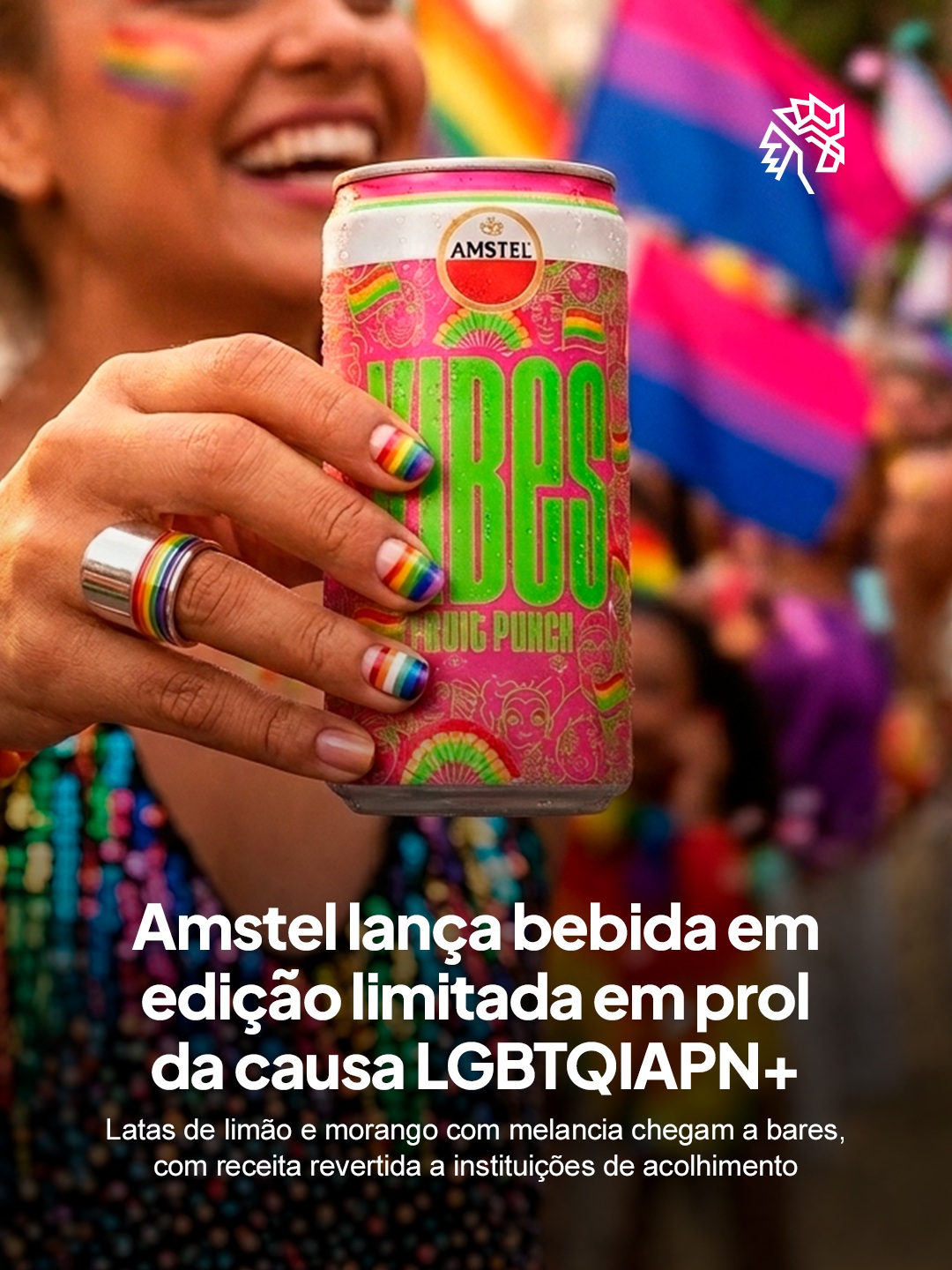 O calendário de marcas costuma concentrar ações de diversidade em junho, mas parte do desafio do mercado é sustentar esse compromisso além da data comemorativa. A Amstel decide ir na contramão desse ciclo e amplia sua atuação junto à comunidade LGBTQIAPN+ ao longo do ano.

A marca lança uma edição limitada de Amstel Vibes nos sabores limão e morango com melancia, com embalagens inspiradas em elementos das paradas do orgulho. Em parceria com bares como Torneira Boteco e Espeto Bambu, 10 mil latas terão toda a receita destinada ao Centro de Acolhida Casa 1, Transconvida e Casarão Brasil.

A iniciativa reforça o discurso de que o compromisso com a causa LGBTQIAPN+ deve ir além de um mês específico, como tentativa de transformar consumo em recurso concreto para quem precisa.