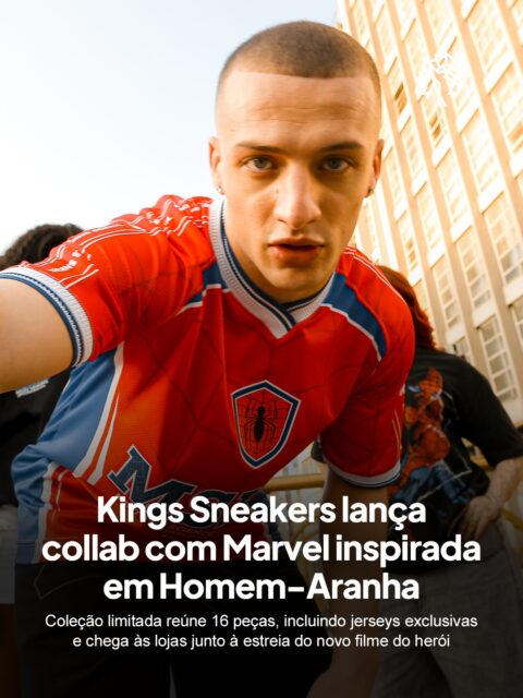 Homem-Aranha: Um Novo Dia chega aos cinemas movimentando fãs muito além das salas de exibição. Esse tipo de expectativa vira oportunidade de coleção para marcas de moda. É nesse cenário que nasce uma nova parceria do streetwear brasileiro.

A collab entre Kings Sneakers e Marvel reúne 16 peças em edição limitada, com jerseys e itens colecionáveis do universo do herói. O lançamento acompanha a estreia do filme, estrelado por Tom Holland, com ativações em loja ao longo de julho.

A parceria reforça a estratégia da Kings de unir cultura pop e streetwear em peças de coleção. É a aposta em um símbolo atemporal para reforçar um lançamento de cinema.