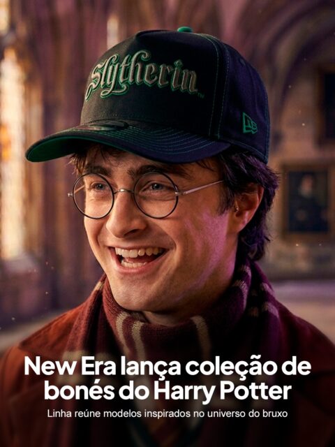 A New Era aposta na força do universo Harry Potter para expandir sua linha de bonés licenciados no Brasil, conectando duas décadas de fãs fiéis da franquia a um mercado forte de produtos colecionáveis.
A coleção reúne cinco modelos com bordados e patches exclusivos: dois trazem o brasão de Hogwarts, outro estampa o duelo entre Harry Potter e Lord Voldemort, um homenageia a casa Grifinória e o último traz o símbolo dos Comensais da Morte, voltado ao lado mais sombrio da saga.
Os modelos já estão disponíveis exclusivamente no e-commerce da marca.