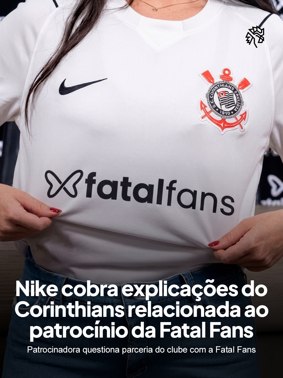 Recentemente, o Corinthians fechou parceria com a Fatal Fans, plataforma de conteúdo adulto, para estampar a marca no calção da equipe masculina. O acordo rapidamente acendeu um debate sobre os limites de patrocínios sensíveis no futebol brasileiro, especialmente em clubes com torcida infantojuvenil.
A notificação da Nike foi enviada por email, questionando se o contrato conflita com cláusulas sobre patrocinadores nocivos à saúde ou à imagem. Fechado por cerca de R$ 22 milhões até 2027, o acordo também gerou reação do Ministério Público de São Paulo, que abriu inquérito civil para investigar os efeitos da parceria em menores.
O episódio expõe como marcas sensíveis no futebol passaram a ser vigiadas por múltiplas frentes ao mesmo tempo.