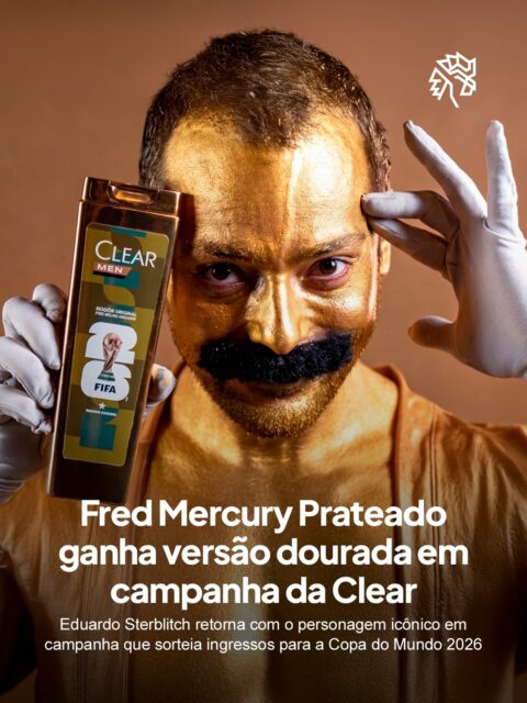 Com a Copa do Mundo se aproximando, a Clear ativou um dos personagens mais reconhecidos do humor digital brasileiro para ancorar sua estratégia de comunicação. O Fred Mercury Prateado, criado por Eduardo Sterblitch e gravado na memória do público pela pintura prateada e o bigode postiço, ganha agora uma versão dourada para se encaixar na identidade visual da marca.
No vídeo, o personagem reaparece em formato de videochamada para apresentar a promoção, sucedendo a dinâmica anterior do “Encontre o Clear Dourado”. Em paralelo, a ação também convida consumidores e criadores de conteúdo a colarem o rótulo da marca em objetos dourados do cotidiano.
Os vídeos postados com a hashtag #ClearHack no TikTok concorrem a ingressos para o Mundial. A dinâmica transforma o público em parte da iniciativa, unindo engajamento digital e o sonho de estar na Copa.