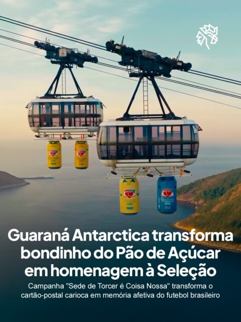 Com a Copa do Mundo se aproximando, marcas patrocinadoras disputam atenção nos mesmos territórios de sempre: TV, digital e ponto de venda. O Guaraná Antarctica escolheu ocupar um dos cartões-postais mais fotografados do Brasil para conectar a marca à história da Seleção.

A ação instalou cinco latas gigantes nos bondinhos do Pão de Açúcar, cada uma inspirada nas camisas dos títulos mundiais brasileiros. No mesmo parque, o Museu das Camisas Campeãs reúne réplicas dos uniformes históricos em uma experiência baseada na memória afetiva do futebol nacional.

Cada turista que fotografa o bondinho vira distribuidor espontâneo do conteúdo. O custo é instalação, o retorno é imagem circulando por anos.