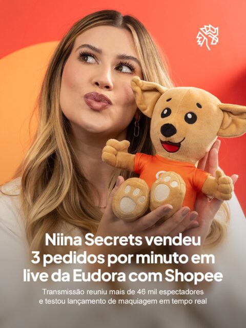 A Eudora, a influenciadora Niina Secrets e a Shopee uniram forças em uma live de três horas para testar a resposta do público a um lançamento em tempo real, apostando na força do live commerce como vitrine de vendas.
A transmissão reuniu mais de 46 mil espectadores e fechou pedidos no ritmo de um a cada 19 segundos. O Porta Batom, lançado um dia antes da live, liderou as vendas e respondeu por 60% do faturamento gerado na ação.
O resultado reforça um movimento maior do setor: segundo a Shopee, as transmissões de marcas de beleza cresceram mais de 300% no último ano, consolidando o live commerce como estratégia de descoberta e conversão.