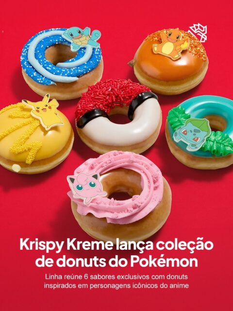 Poucas franquias atravessam gerações como Pokémon, que completa 30 anos mantendo o mesmo poder de mobilizar fãs de diferentes idades. É esse território afetivo que a Krispy Kreme decide explorar em sua nova parceria.
A coleção reúne seis donuts temáticos, cada um remetendo a um personagem diferente, como Pikachu com recheio de limão e cobertura de baunilha, ou Squirtle com creme de algodão doce. A caixa também inclui uma versão clássica coberta de pó dourado.
Ao transformar cada criatura em sabor e textura, a marca aposta na experiência sensorial para reforçar o vínculo emocional com a franquia. A coleção chega às unidades da rede a partir do dia 18 de agosto, materializando a nostalgia em produto de prateleira.