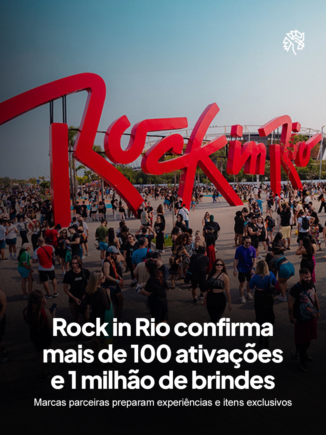 O Rock in Rio reforça que a experiência do público vai além dos palcos, e 2026 chega como a edição mais forte em presença de marcas. Ao todo, mais de 90 empresas passam a ocupar a Cidade do Rock com ações pensadas para acompanhar o público do início ao fim dos sete dias de festival.
Ao todo são mais de 100 ativações e 8 mil horas de experiências, divididas entre personalização, tecnologia, gastronomia e fotografia. C&A e AXIA Energia investem em espaços de customização, enquanto Coca-Cola e KitKat apostam em áreas musicais próprias. A isso se soma a distribuição de cerca de 1 milhão de brindes, como mini câmeras, shoulder bags, pins e acessórios para celular.
O festival se transforma assim em uma vitrine dupla de música e marketing, onde cada marca disputa espaço na memória do público que passa pelo evento.