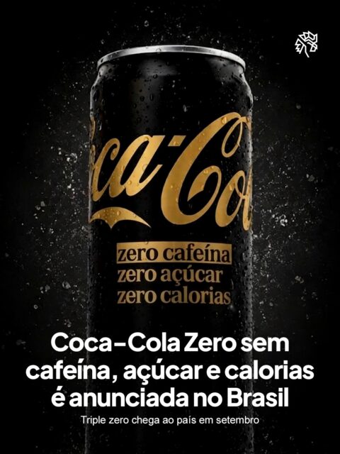 O comportamento do consumidor tem caminhado para maior controle sobre o que ingere, inclusive quanto a estimulantes durante a noite. Essa busca por bem-estar cria espaço para marcas historicamente ligadas à energia repensarem seu portfólio.
A Coca-Cola entra nesse debate com uma resposta direta ao público que quer manter o hábito sem abrir mão do sono. A nova versão chega às prateleiras em latas de 310 ml e 350 ml, mantendo o visual dourado que já identifica a linha sem cafeína em outros mercados.
O produto que já circula em países como Espanha e Reino Unido, desembarca no Brasil em setembro, ampliando as ocasiões de consumo da marca para momentos do dia que antes ficavam fora do radar.