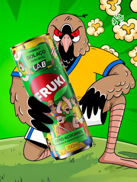 O guaraná é presença garantida nas arquibancadas e nas salas de estar do Brasil durante a Copa, e a pipoca completa esse cenário há gerações. A Fruki Bebidas uniu os dois em um único produto, transformando um ritual de torcida em sabor de refrigerante.
O novo sabor, batizado de Golaço, é zero açúcar e integra a linha Fruki Lab, selo da marca voltado para inovação aberta com participação ativa do público no processo criativo. A lata de 350ml traz ilustrações de diferentes perfis de torcedores e uma versão regional da mascote do futebol brasileiro, o “Quero-Quero Pistola”.
O lançamento acompanha uma tendência clara: bebidas com rótulo de edição limitada cresceram 33% ao ano nos últimos três anos, impulsionadas pela demanda por experiências únicas, especialmente entre a Geração Z.