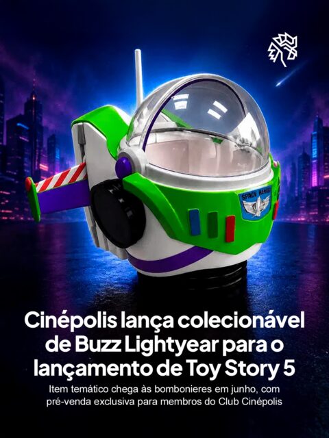 A chegada de Toy Story 5 aos cinemas movimenta marcas que enxergam no universo da franquia uma ponte direta com décadas de memória afetiva. A Cinépolis entra nesse espaço transformando a experiência de ir ao cinema em algo para levar para casa.
O colecionável reproduz o capacete de Buzz Lightyear com asas articuláveis, visual nas cores clássicas do personagem e capacidade para três litros de pipoca mais copo integrado de 900 ml. Membros do Club Cinépolis compram a partir de 28 de maio pelo app ou site; retirada nas bombonieres começa em 15 de junho, e a venda geral em 18 de junho.
A ação consolida os colecionáveis como parte da proposta de valor do cinema, unindo nostalgia, produto e ritual de consumo em uma única peça.
