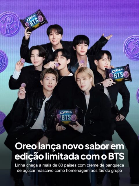 A Oreo anunciou uma colaboração com o BTS para lançar um sabor inédito em edição limitada, com distribuição prevista para mais de 80 países a partir de 8 de junho. O produto chega como parte de uma série de parcerias da marca com grandes nomes da música global.
A linha traz creme sabor panqueca de açúcar mascavo combinado com os primeiros biscoitos roxos da Oreo, numa referência direta à identidade visual do grupo e aos ARMYs, base de fãs conhecida pelo alto engajamento e consumo. A distribuição começa em alguns mercados e se expande gradualmente, incluindo o Brasil.
A escolha pelo roxo e pelo sabor inédito transforma o produto em objeto de desejo para colecionadores do fandom, unindo consumo cotidiano e pertencimento cultural em uma única embalagem.