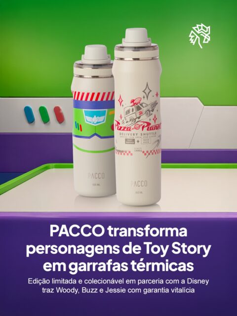 Nostalgia virou um dos ativos mais valiosos do mercado de produtos premium, e a @paccoby decidiu explorar esse território unindo hidratação e memória afetiva. A marca brasileira anuncia um licenciamento do universo Toy Story e transforma peças de uso diário em objetos de desejo para quem cresceu com Woody e Buzz.
A coleção aplica as estampas dos personagens nas Garrafas Térmicas VYTA, em 500ml e 650ml, nos tons creme e chocolate. As peças são produzidas em aço inoxidável 18/10 de grau cirúrgico com isolamento a vácuo de dupla parede, mantendo bebidas geladas por até 24 horas e quentes por até 12 horas.
A edição limitada chega às lojas físicas e ao e-commerce da PACCO a partir de 16 de junho, posicionando a marca na interseção entre moda, cultura e entretenimento.