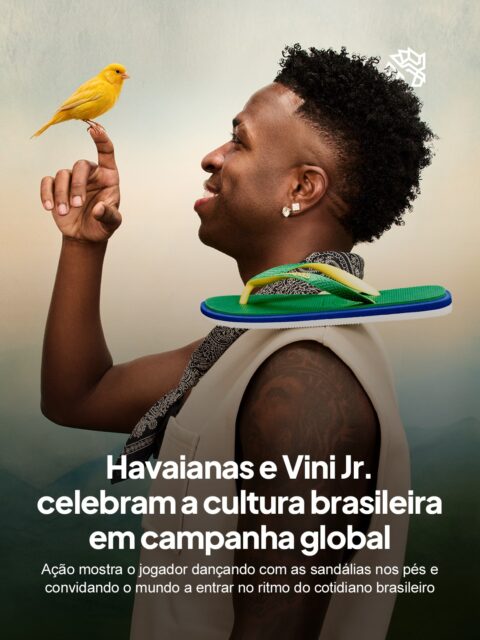 O futebol funciona no Brasil como ritual coletivo, e é exatamente essa energia que a Havaianas escolheu como conceito para sua nova campanha global. Com Vini Jr. como embaixador, a marca usa a temporada esportiva para reforçar um posicionamento de lifestyle conectado aos hábitos e à espontaneidade do dia a dia no país.
No filme central, o jogador aparece em cenas do cotidiano fazendo uma dança com as sandálias nos pés, e as pessoas ao redor naturalmente passam a dançar também. A campanha se expande para o digital com presença em TikTok, Meta e YouTube, amplificada por influenciadores em formatos como “Tutorial do Molho” e “Blitz do Molho”, e ainda inclui uma parceria com a Pink Boto, marca paraense com identidade visual amazônica.
O movimento aposta na autenticidade como estratégia: tanto a marca quanto o atleta construíram presença global sem abrir mão da brasilidade, e é exatamente essa sobreposição que a campanha transforma em narrativa.